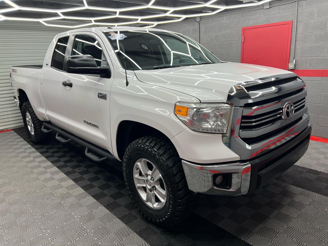 Toyota Tundra SR5 5.7L Double Cab 4WD 2016