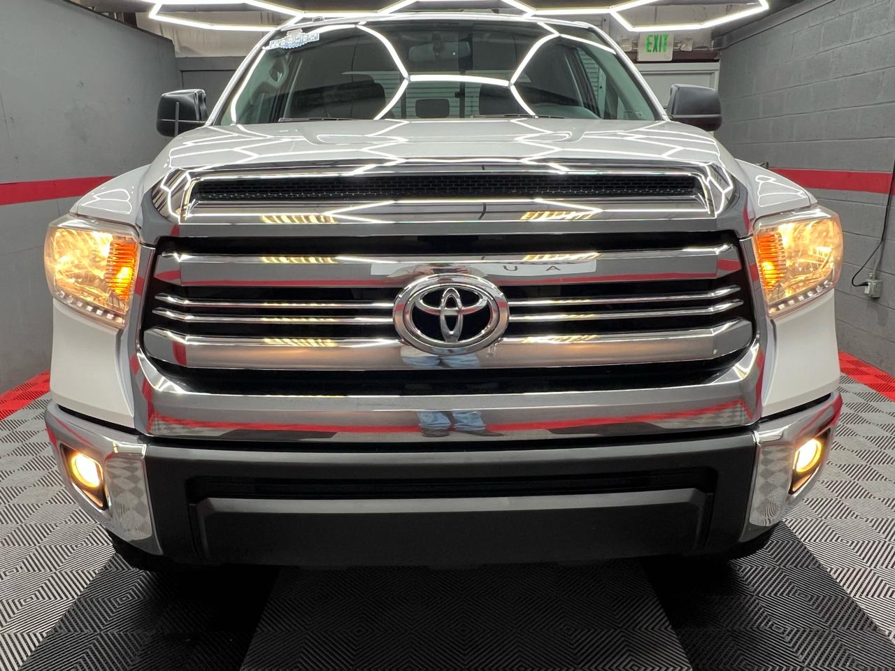 Toyota Tundra SR5 5.7L Double Cab 4WD 2016