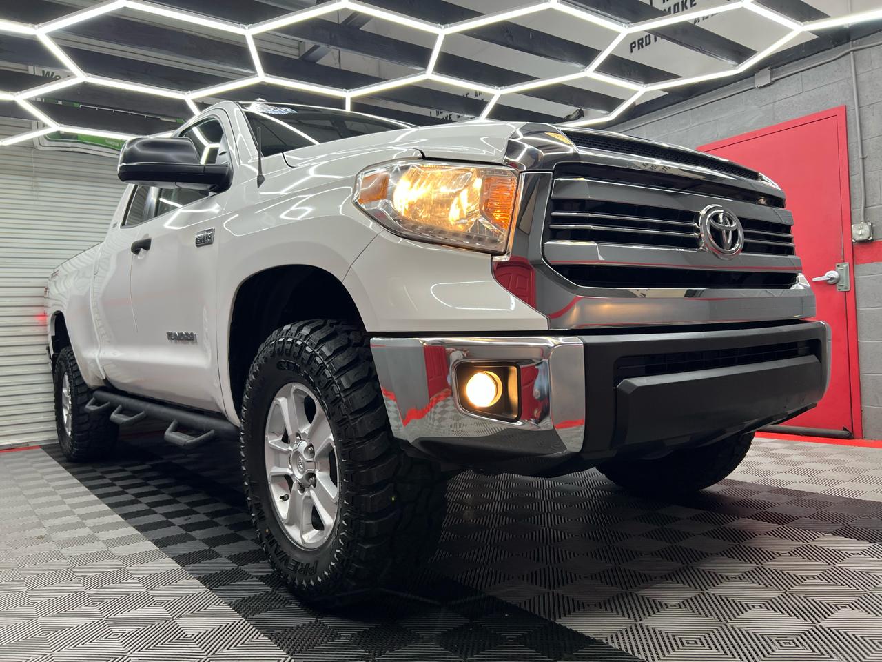 Toyota Tundra SR5 5.7L Double Cab 4WD 2016
