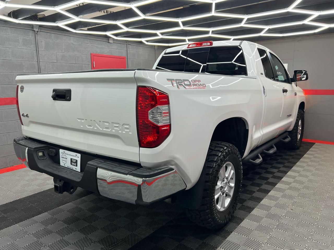 Toyota Tundra SR5 5.7L Double Cab 4WD 2016