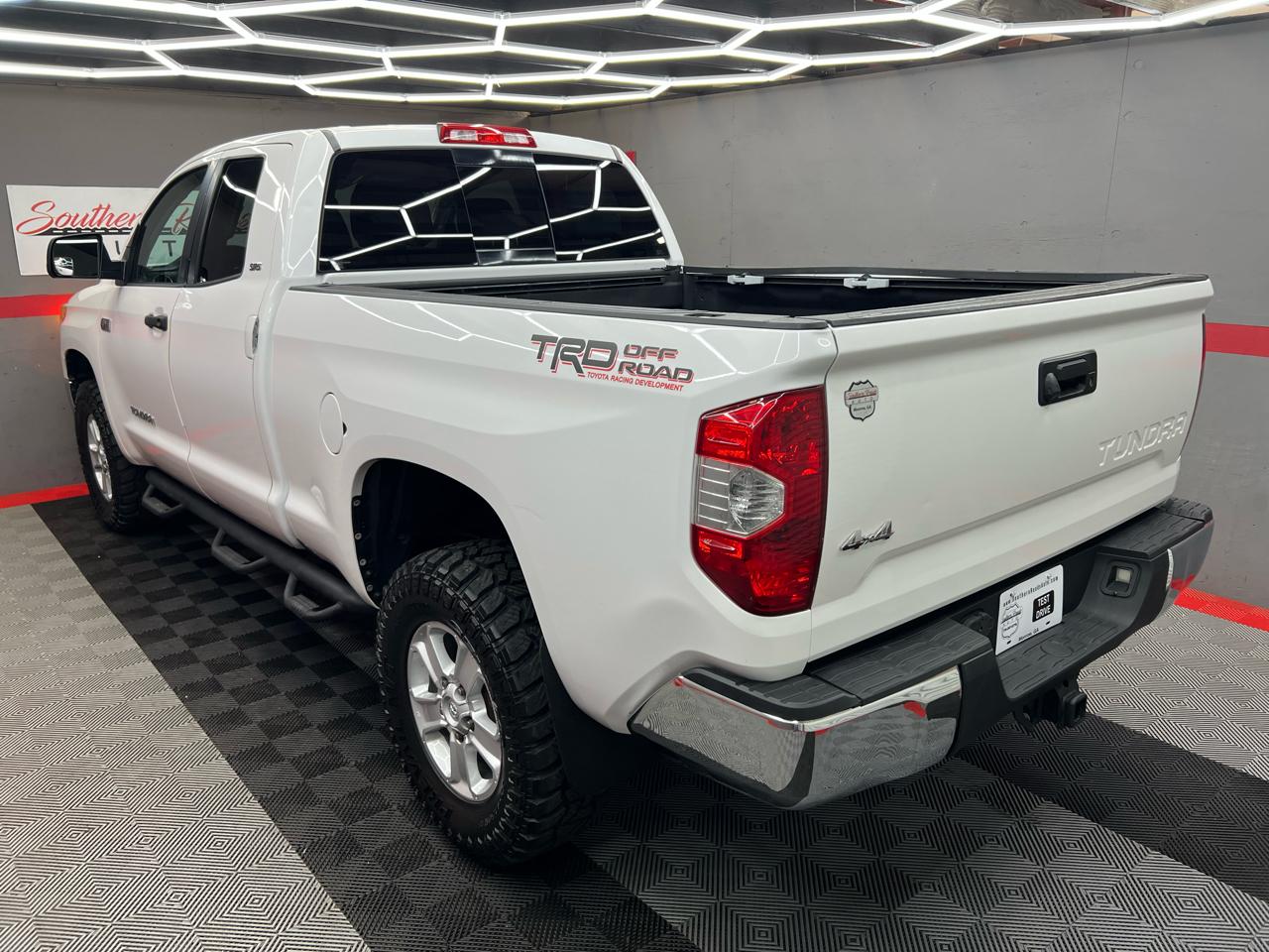 Toyota Tundra SR5 5.7L Double Cab 4WD 2016