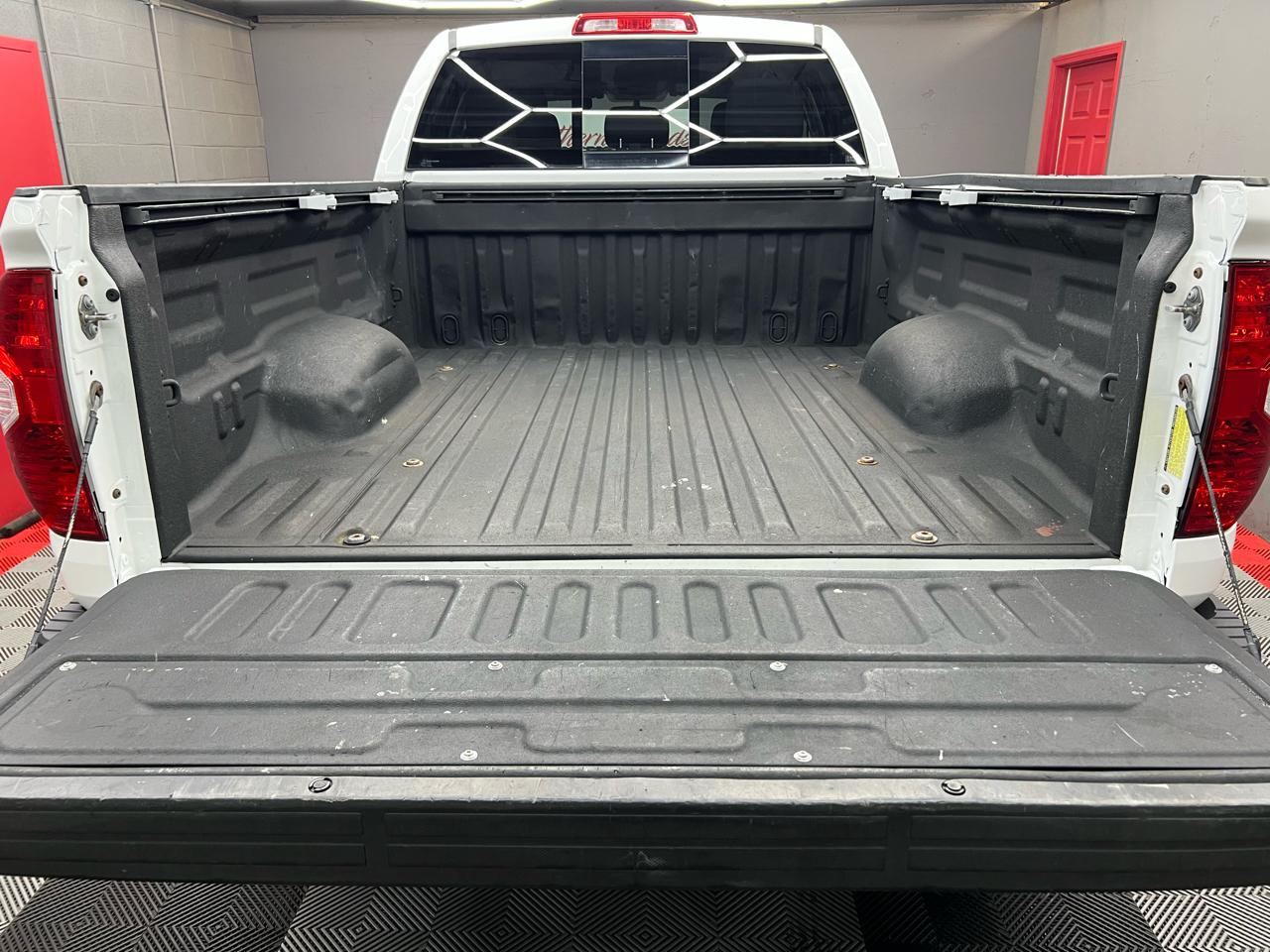 Toyota Tundra SR5 5.7L Double Cab 4WD 2016