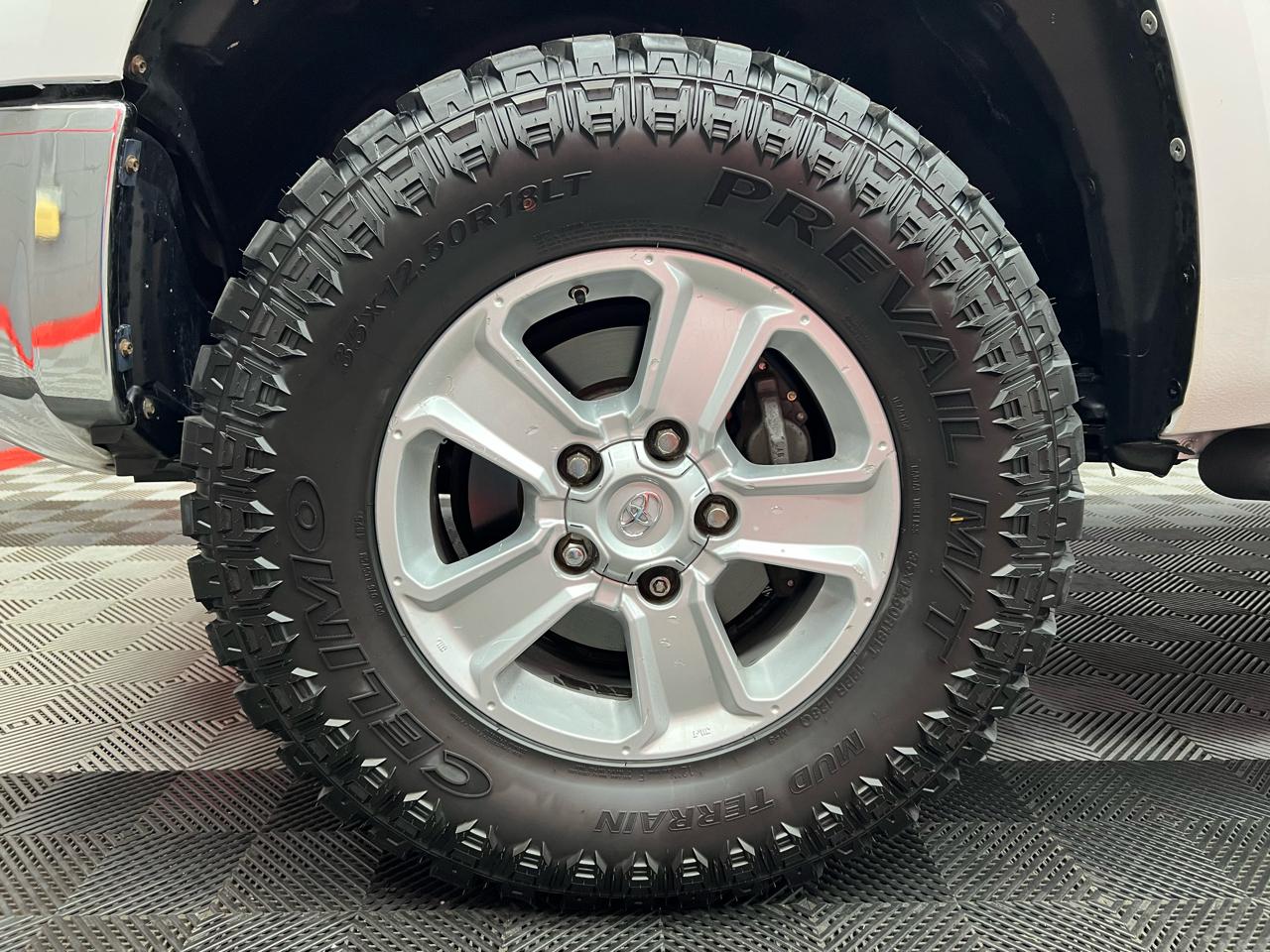 Toyota Tundra SR5 5.7L Double Cab 4WD 2016
