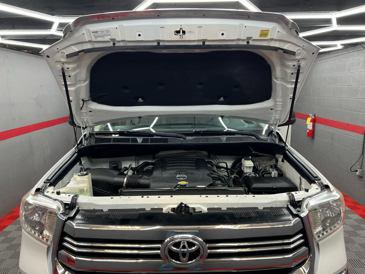 Toyota Tundra SR5 5.7L Double Cab 4WD 2016