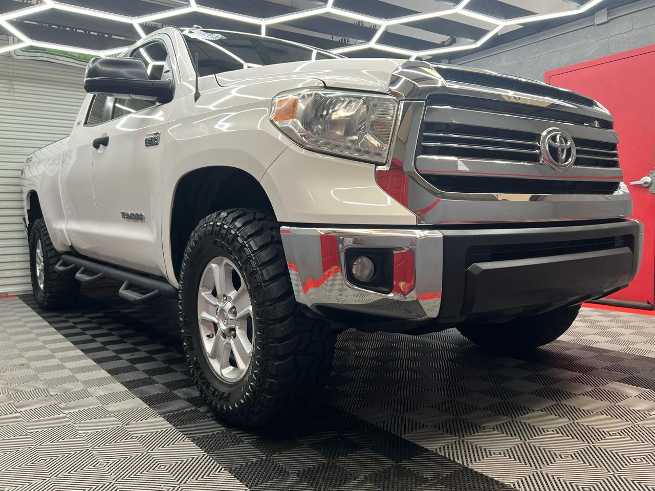 Toyota Tundra SR5 5.7L Double Cab 4WD 2016