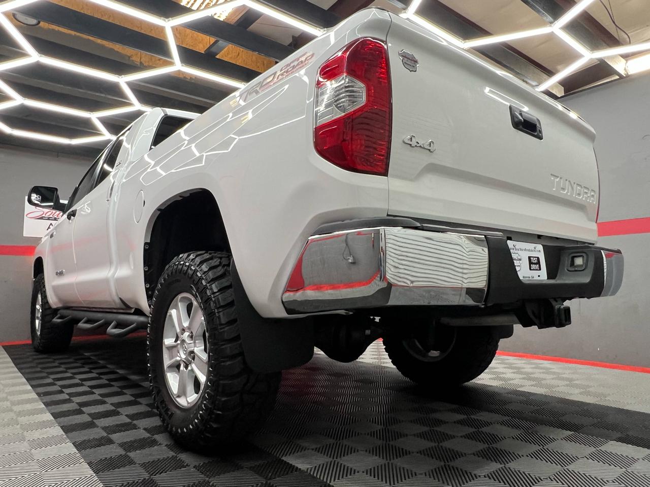 Toyota Tundra SR5 5.7L Double Cab 4WD 2016