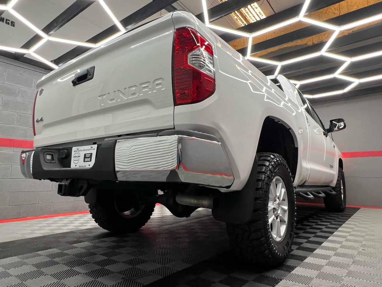 Toyota Tundra SR5 5.7L Double Cab 4WD 2016