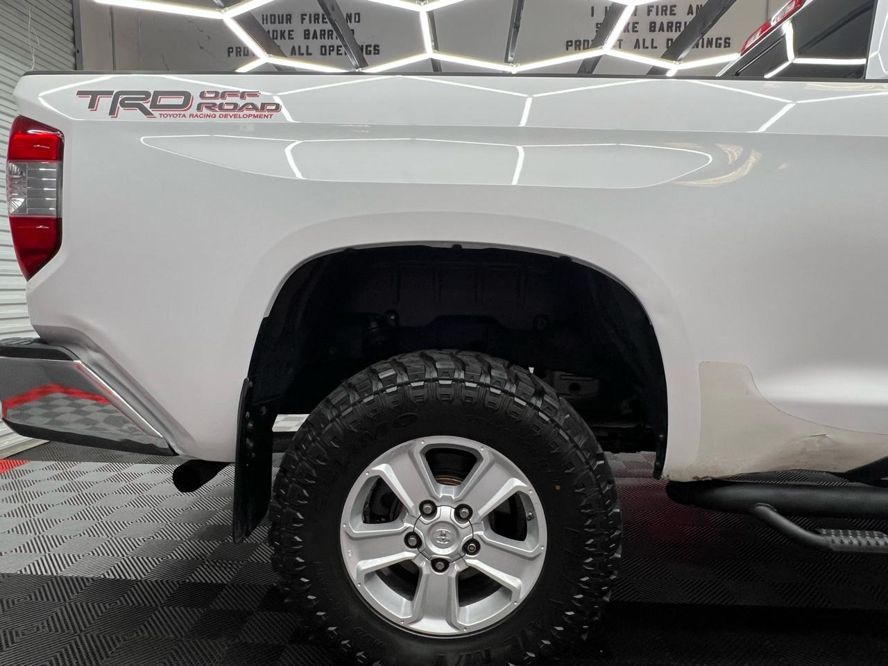 Toyota Tundra SR5 5.7L Double Cab 4WD 2016