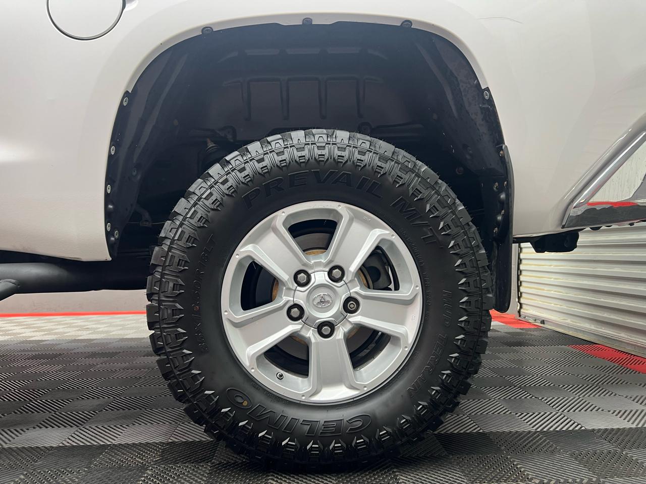 Toyota Tundra SR5 5.7L Double Cab 4WD 2016