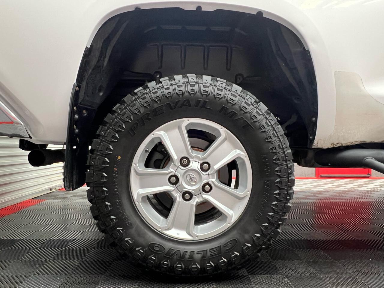 Toyota Tundra SR5 5.7L Double Cab 4WD 2016