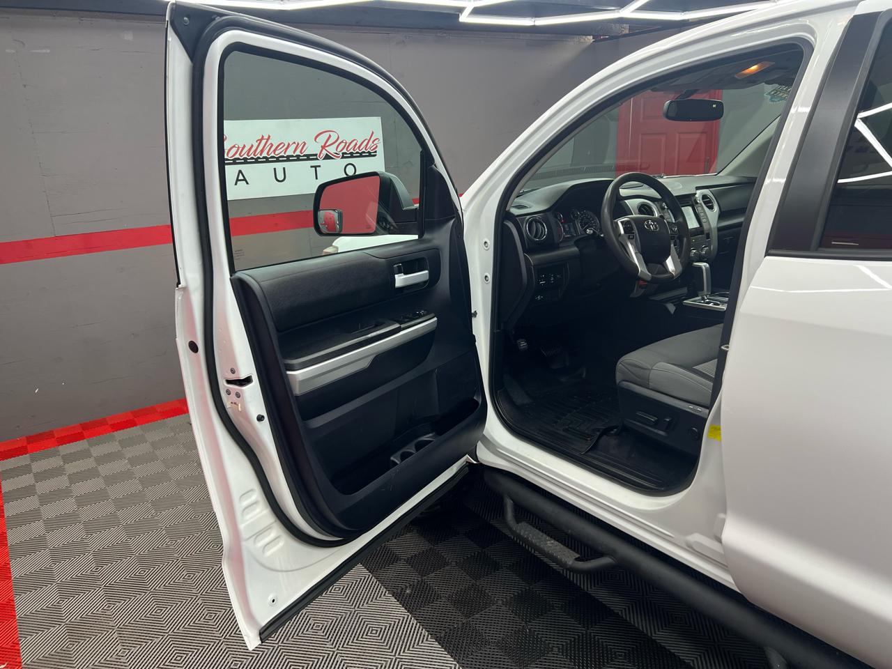 Toyota Tundra SR5 5.7L Double Cab 4WD 2016