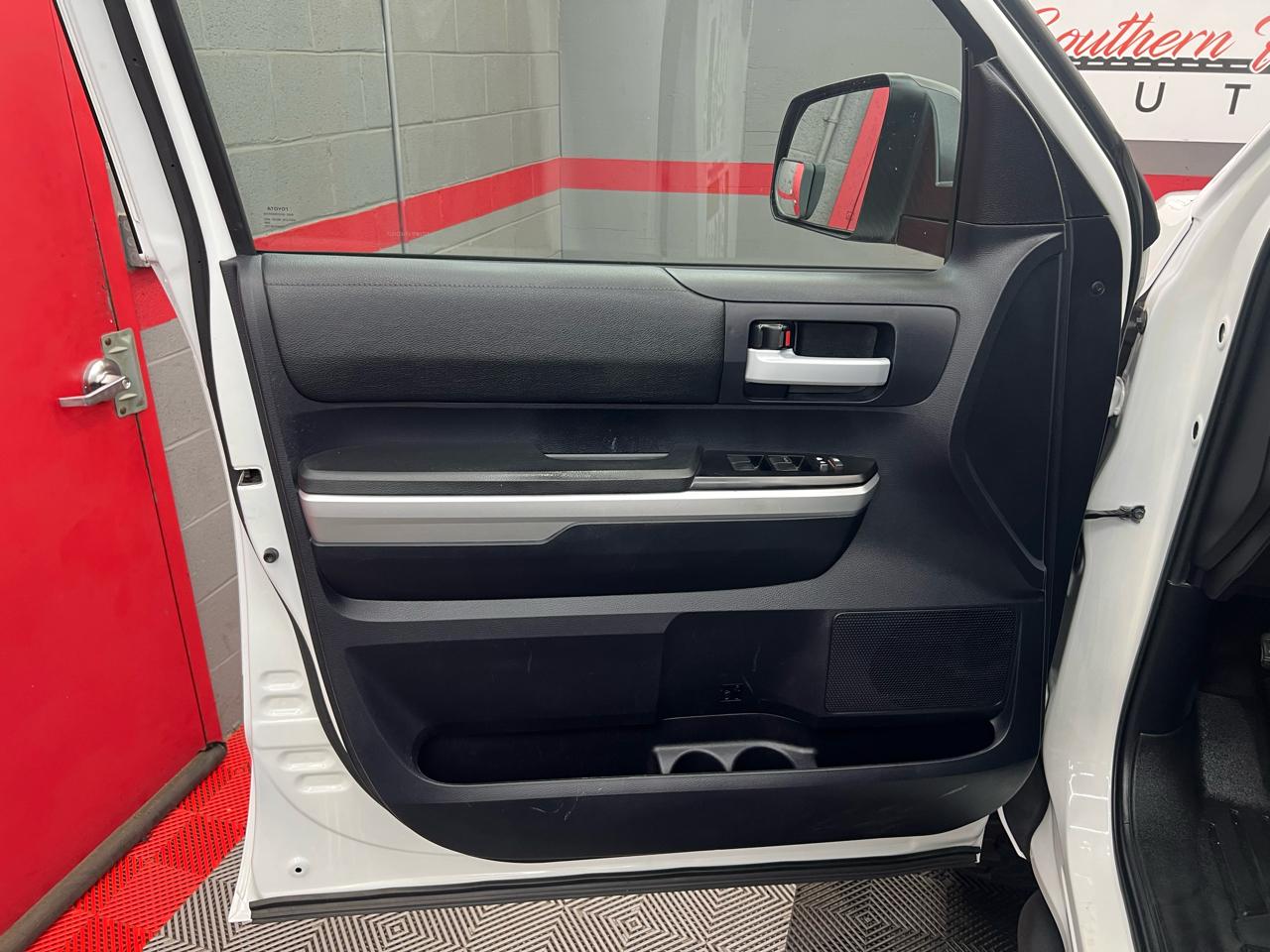 Toyota Tundra SR5 5.7L Double Cab 4WD 2016