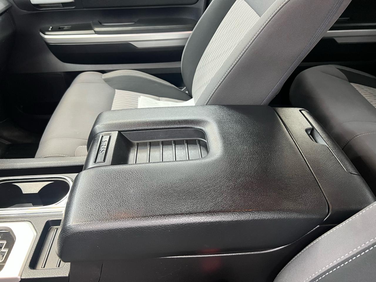 Toyota Tundra SR5 5.7L Double Cab 4WD 2016