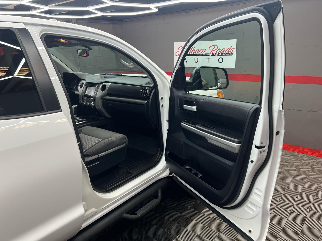 Toyota Tundra SR5 5.7L Double Cab 4WD 2016