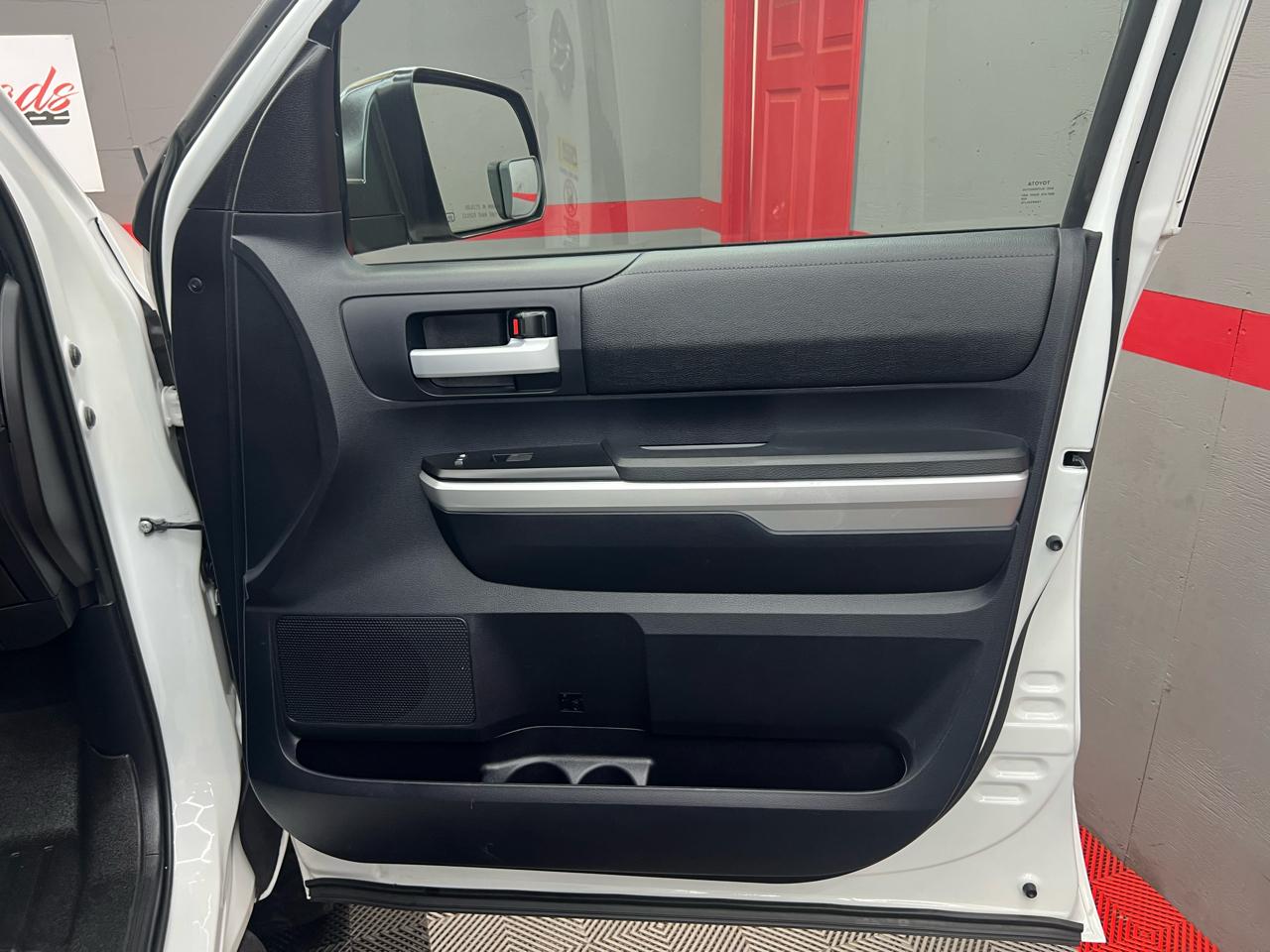 Toyota Tundra SR5 5.7L Double Cab 4WD 2016