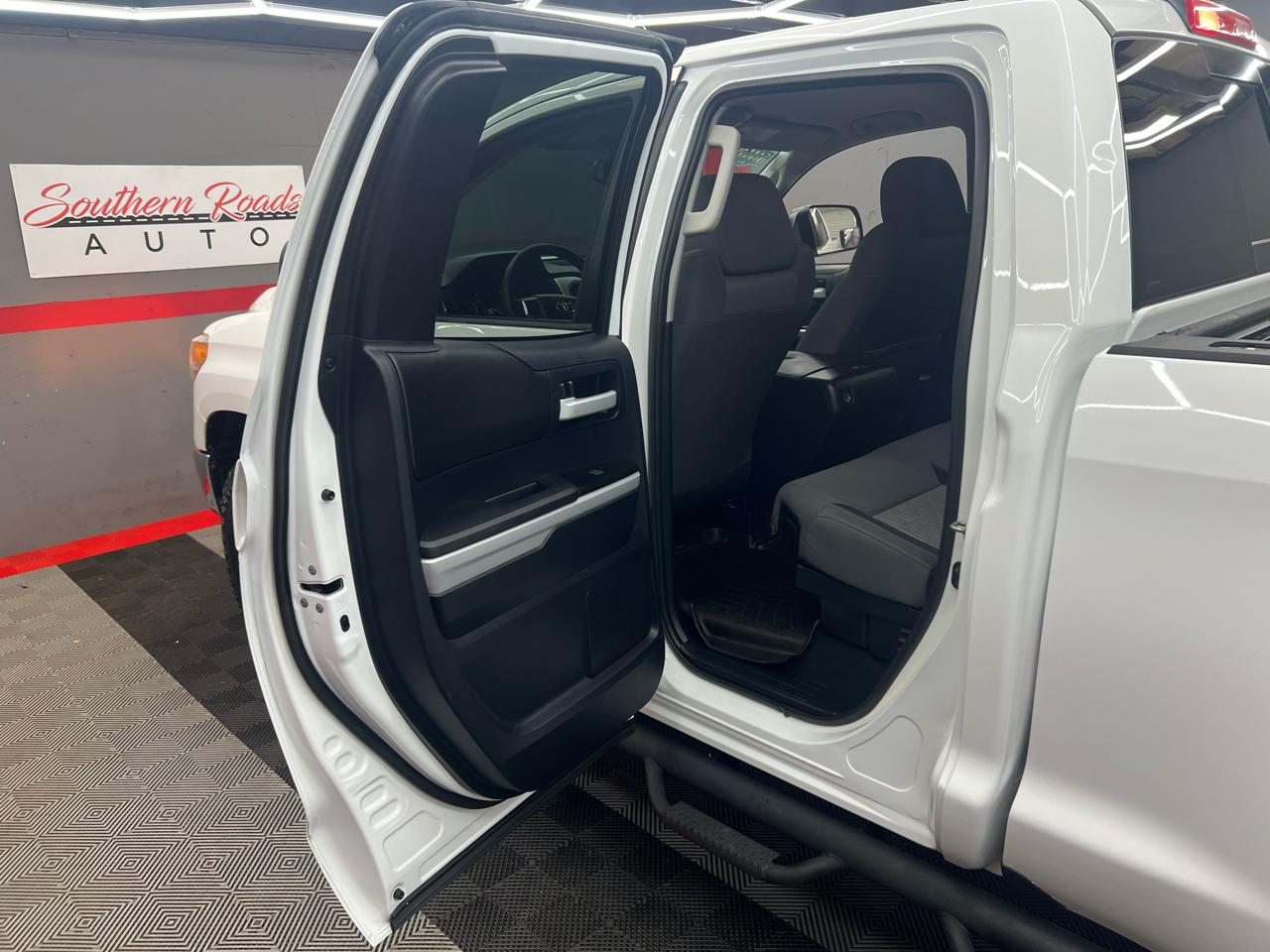 Toyota Tundra SR5 5.7L Double Cab 4WD 2016