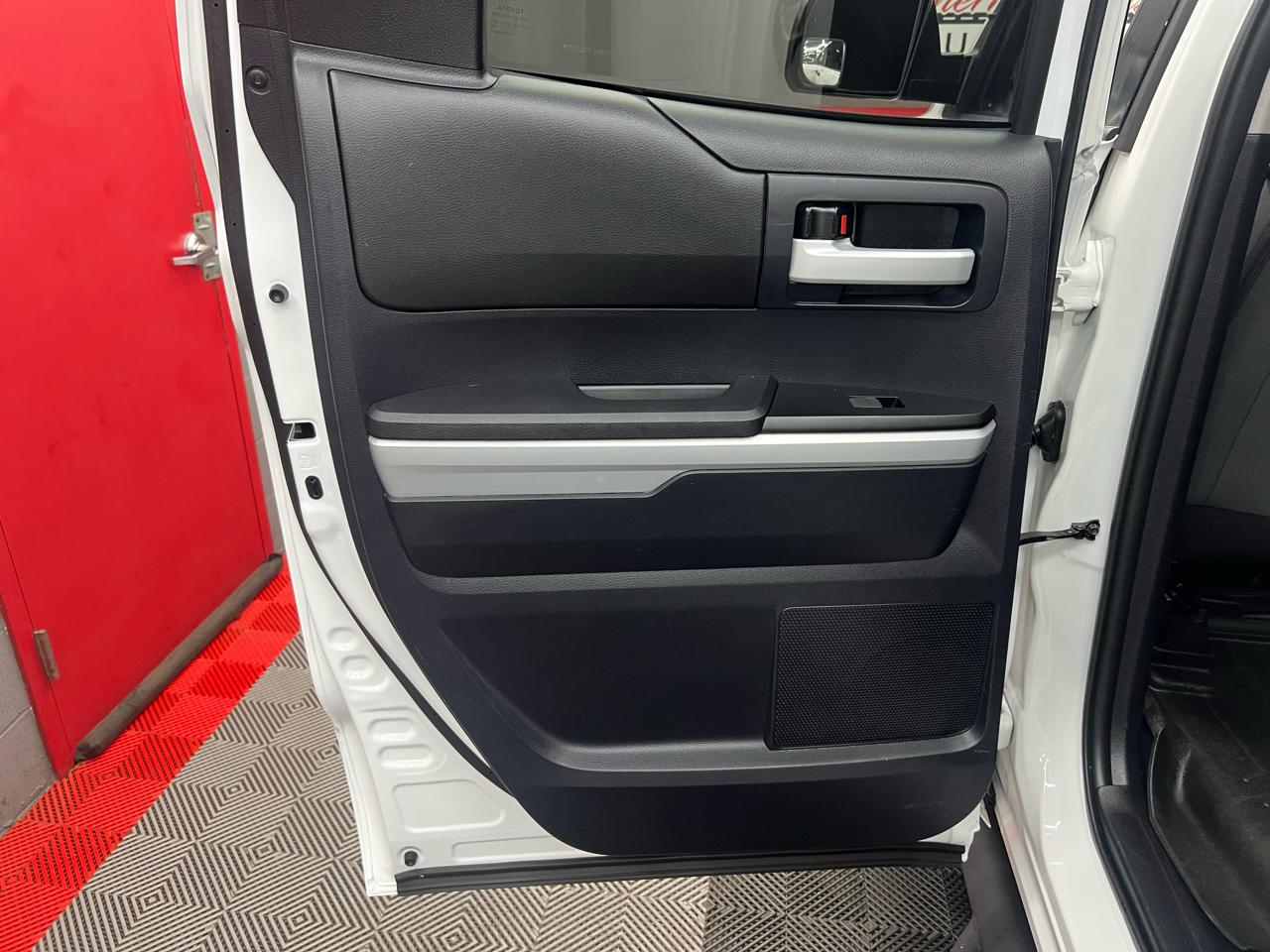 Toyota Tundra SR5 5.7L Double Cab 4WD 2016