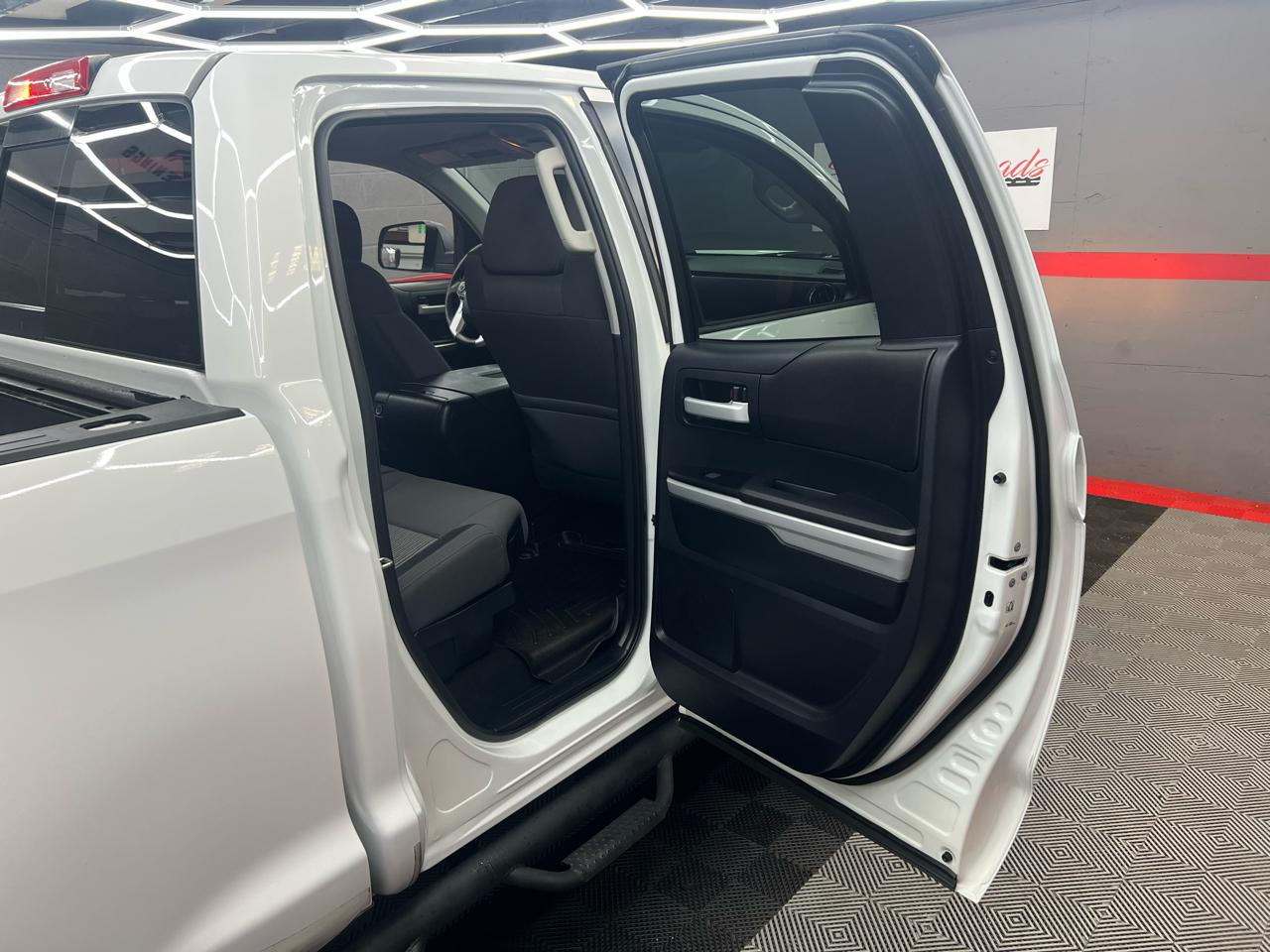 Toyota Tundra SR5 5.7L Double Cab 4WD 2016