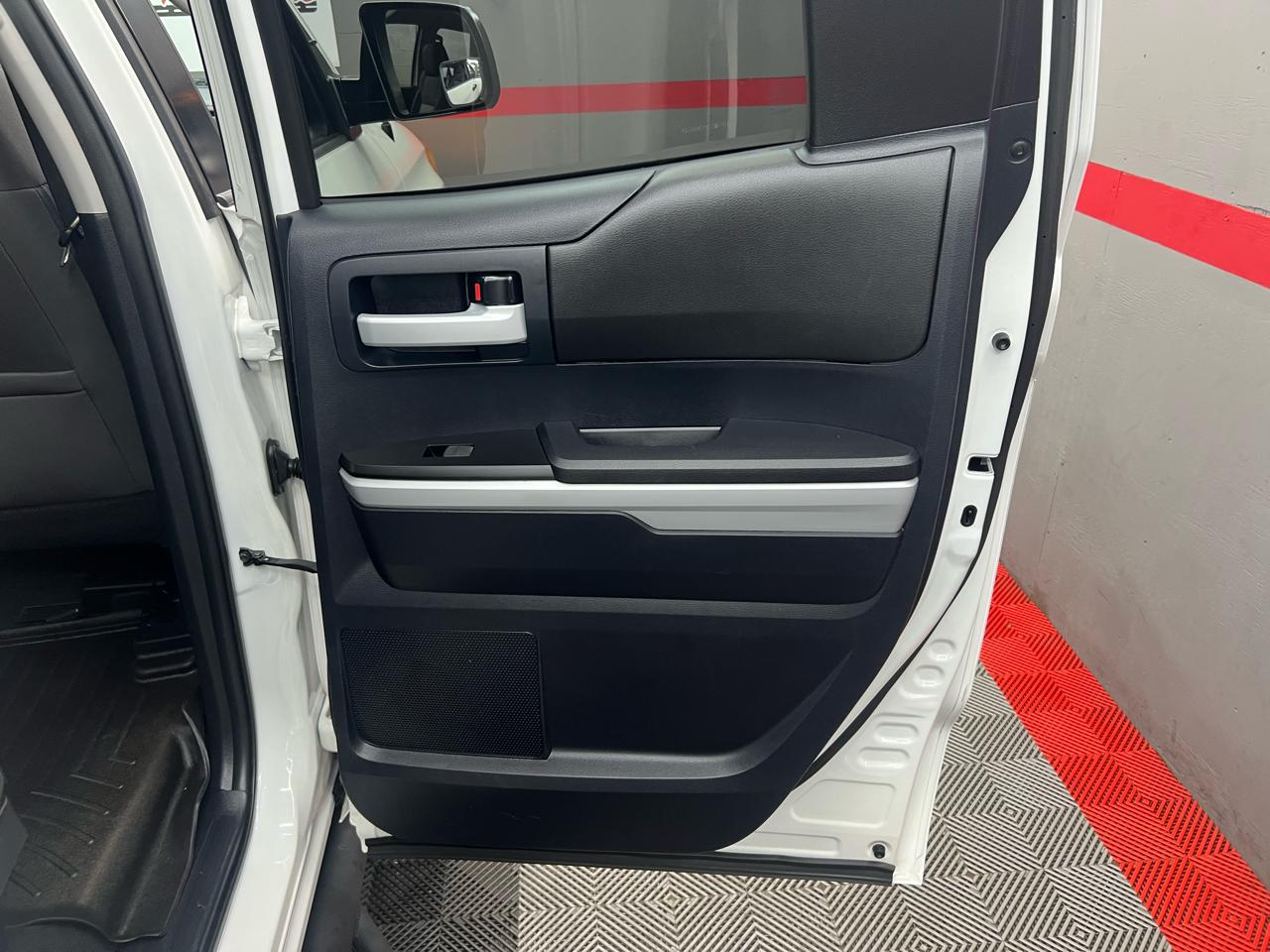 Toyota Tundra SR5 5.7L Double Cab 4WD 2016