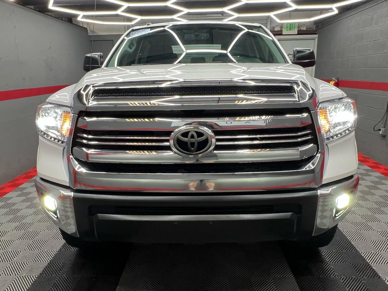 Toyota Tundra SR5 5.7L V8 FFV CrewMax 4WD 2016