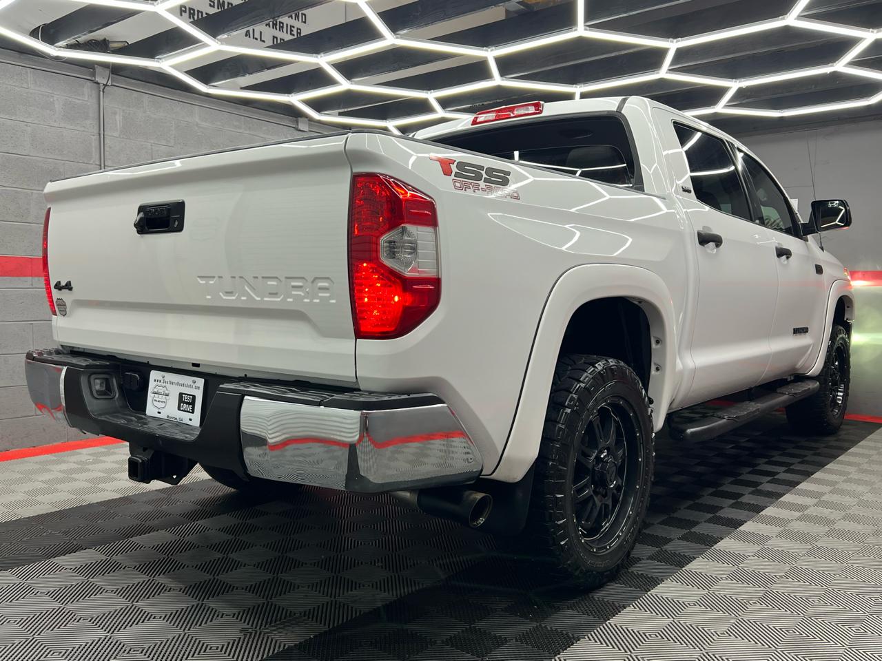Toyota Tundra SR5 5.7L V8 FFV CrewMax 4WD 2016