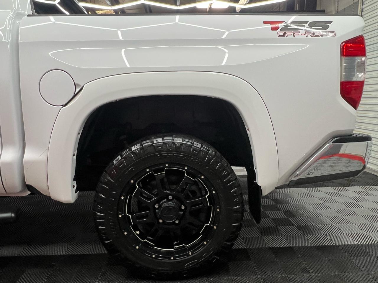 Toyota Tundra SR5 5.7L V8 FFV CrewMax 4WD 2016