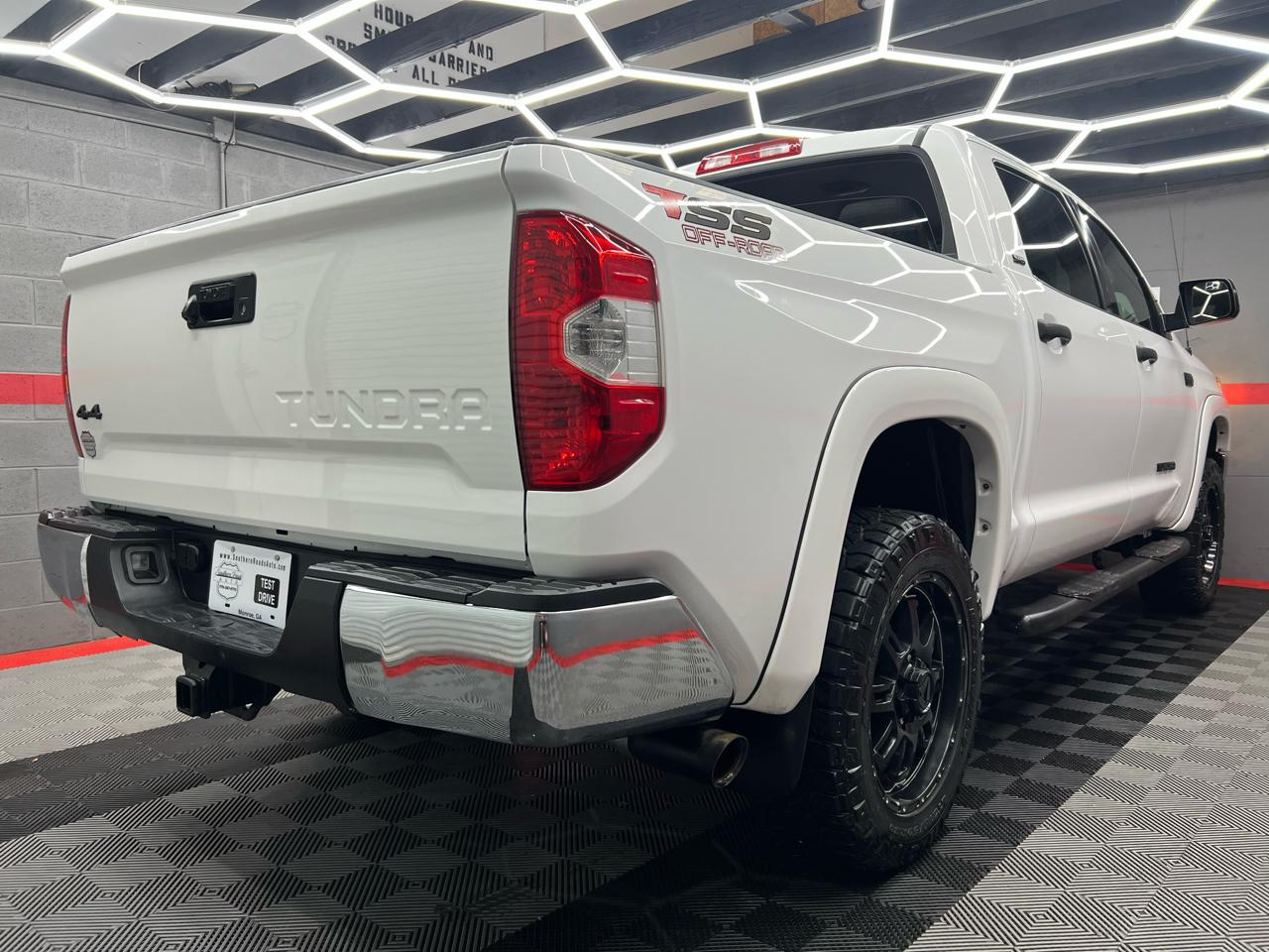 Toyota Tundra SR5 5.7L V8 FFV CrewMax 4WD 2016