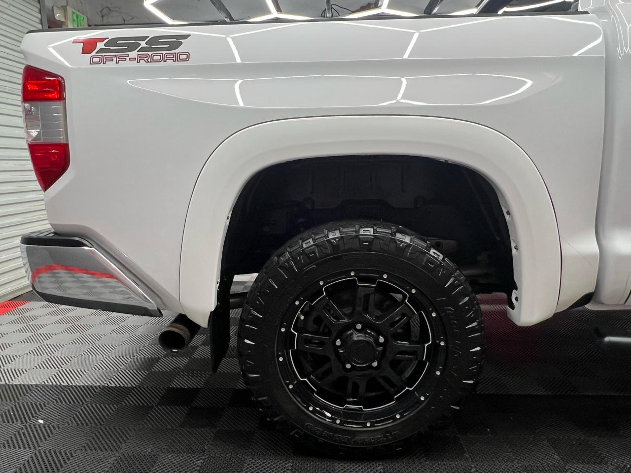 Toyota Tundra SR5 5.7L V8 FFV CrewMax 4WD 2016