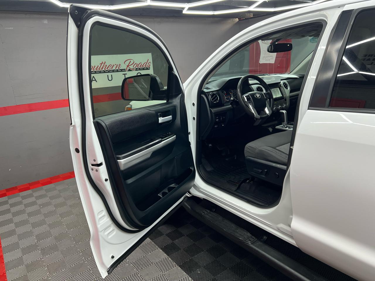 Toyota Tundra SR5 5.7L V8 FFV CrewMax 4WD 2016