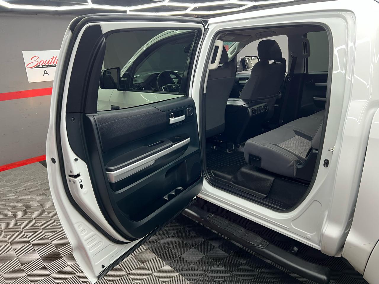 Toyota Tundra SR5 5.7L V8 FFV CrewMax 4WD 2016