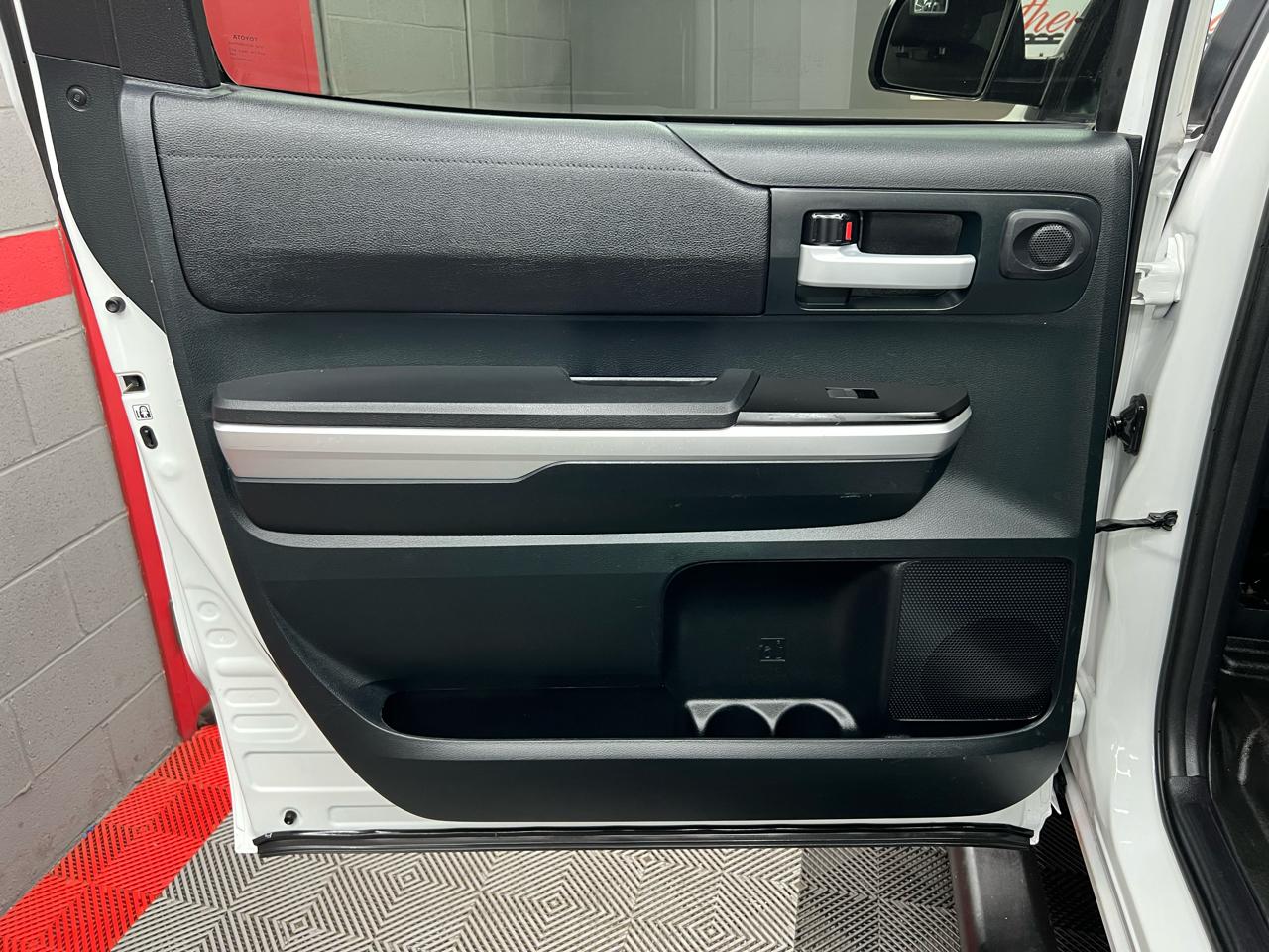 Toyota Tundra SR5 5.7L V8 FFV CrewMax 4WD 2016