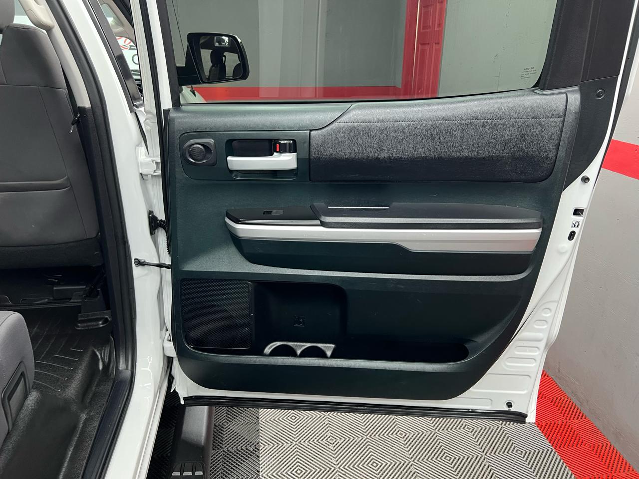 Toyota Tundra SR5 5.7L V8 FFV CrewMax 4WD 2016