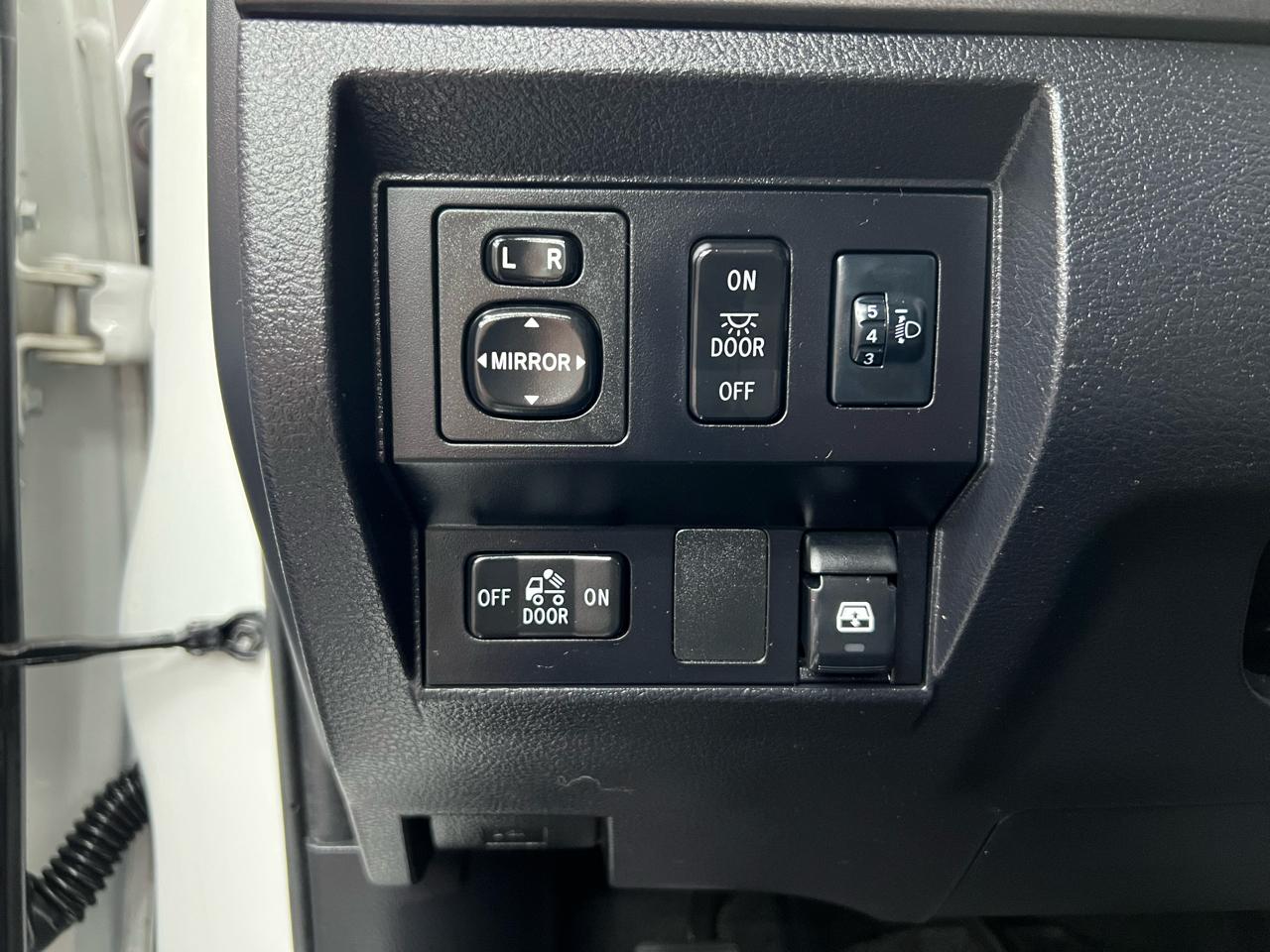 Toyota Tundra SR5 5.7L V8 FFV CrewMax 4WD 2016