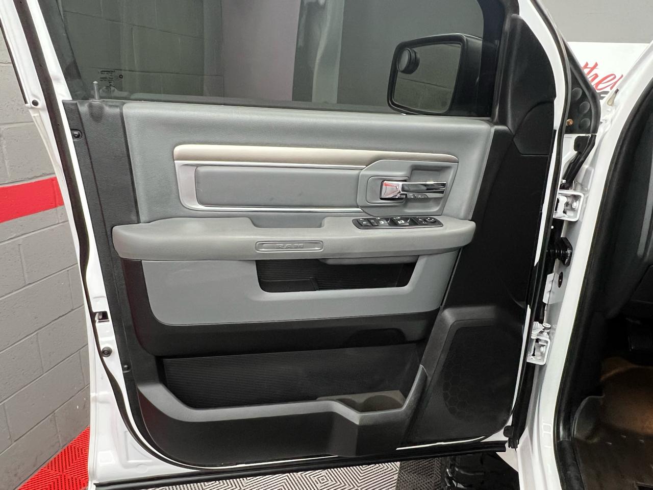 RAM 1500 SLT Crew Cab SWB 4WD 2016