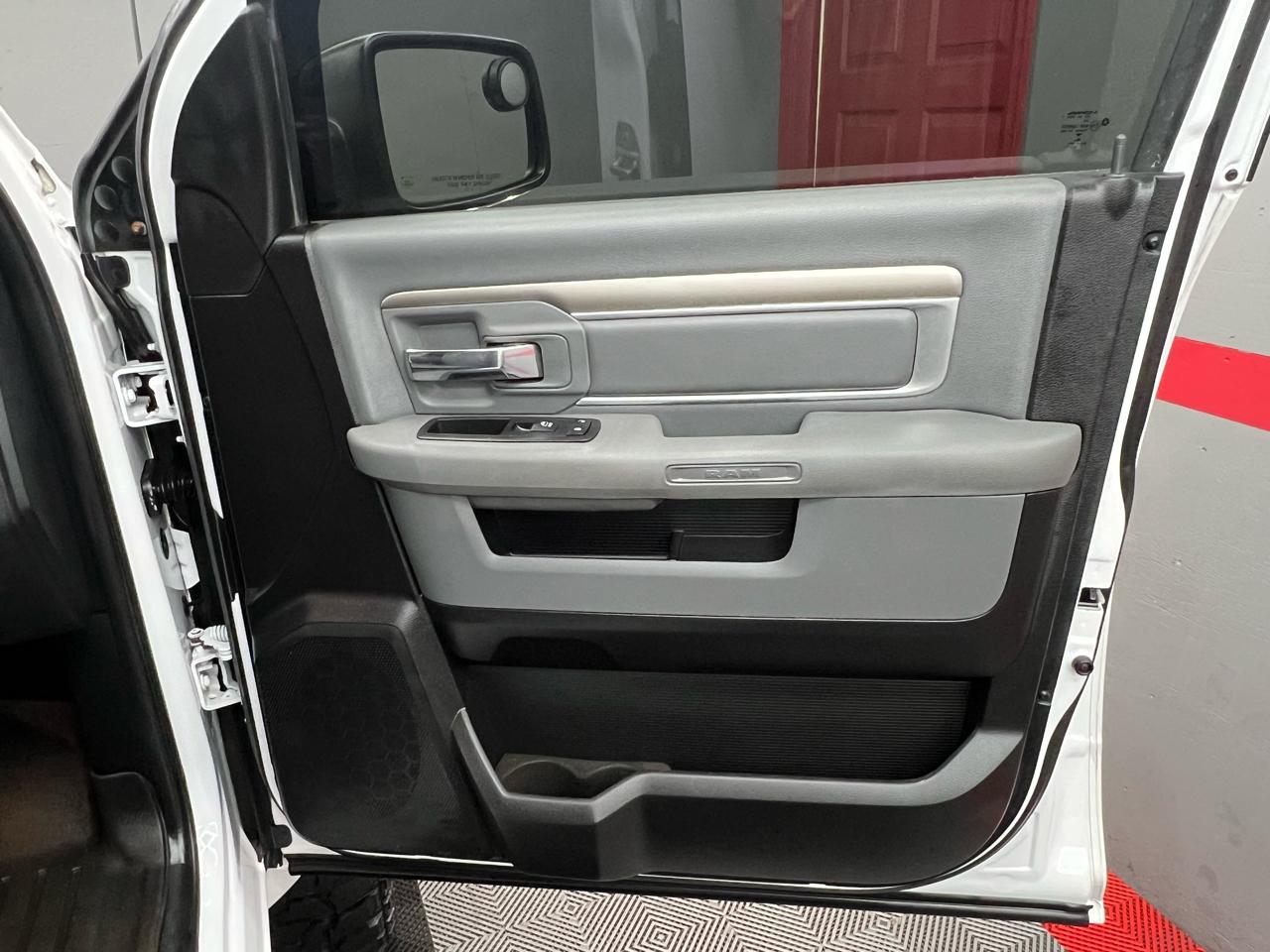 RAM 1500 SLT Crew Cab SWB 4WD 2016