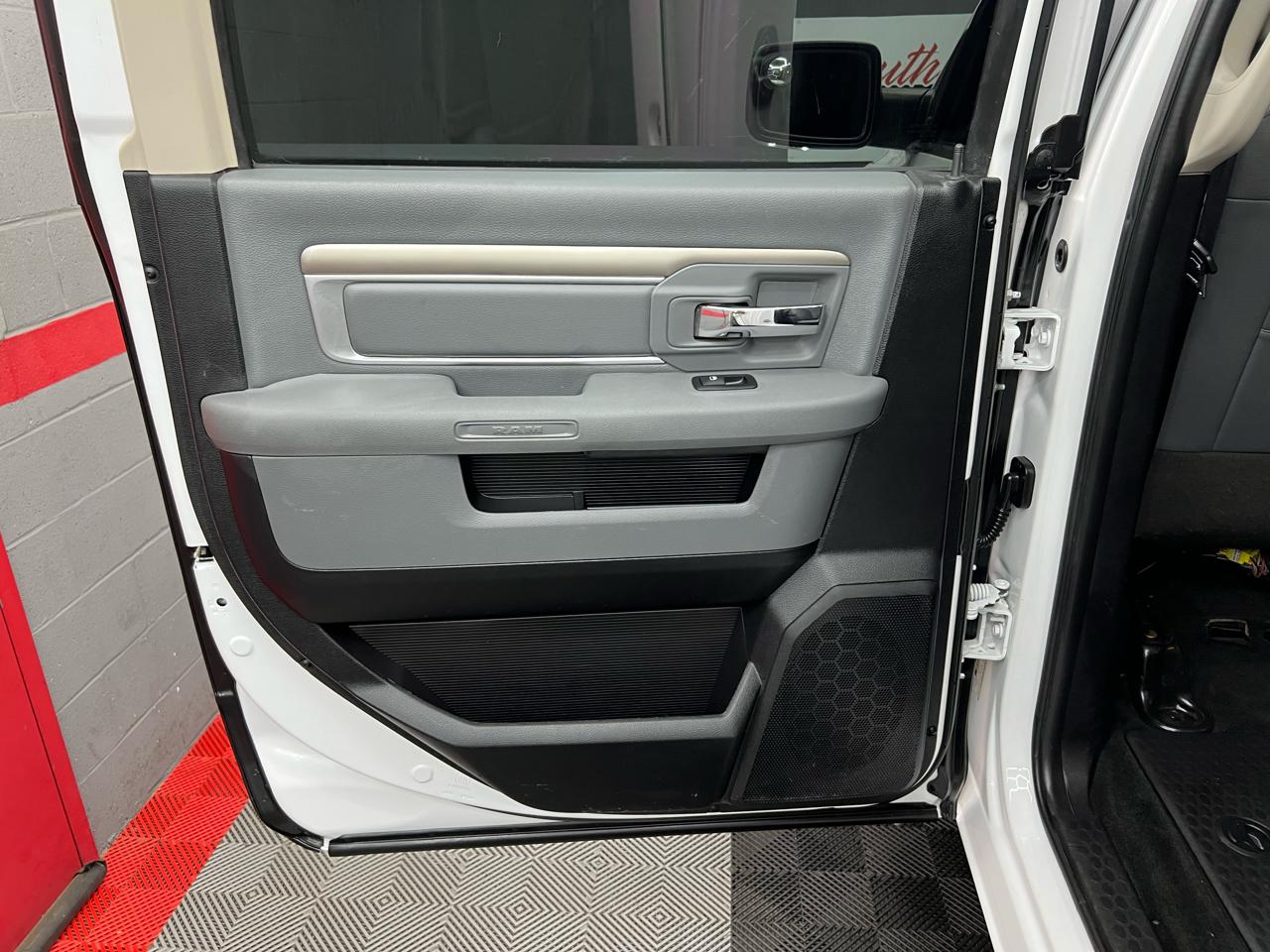 RAM 1500 SLT Crew Cab SWB 4WD 2016