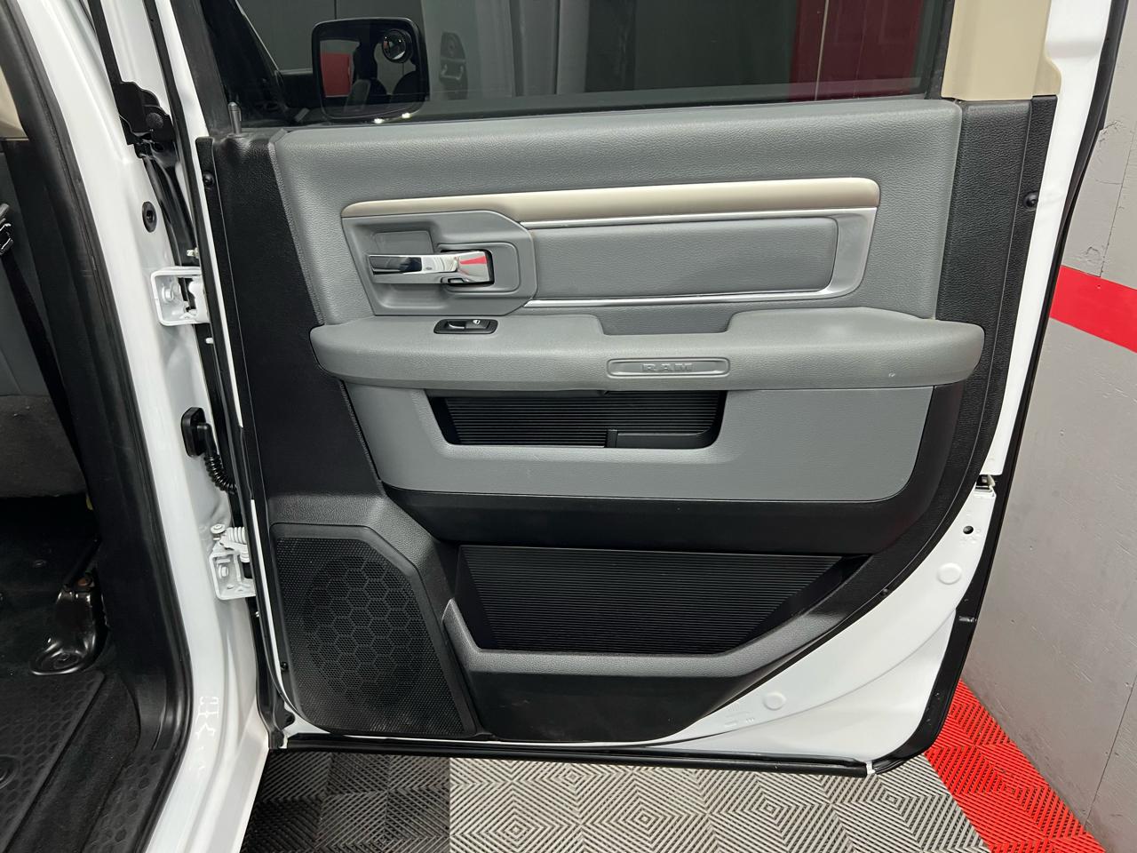 RAM 1500 SLT Crew Cab SWB 4WD 2016