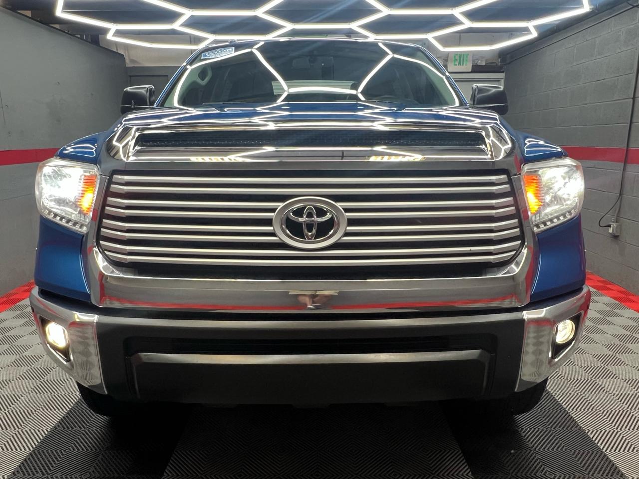 Toyota Tundra Limited 5.7L FFV CrewMax 4WD 2016