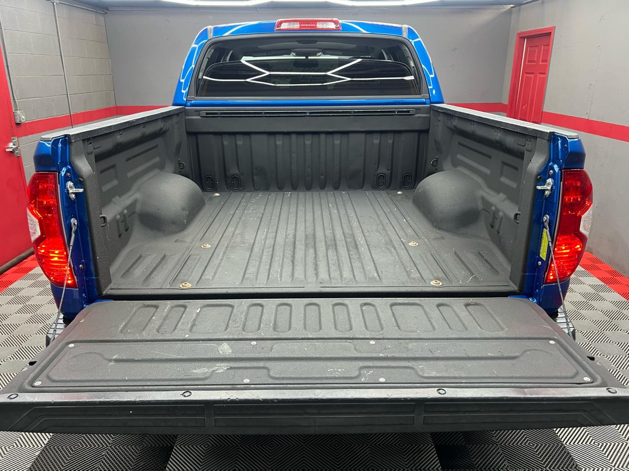 Toyota Tundra Limited 5.7L FFV CrewMax 4WD 2016
