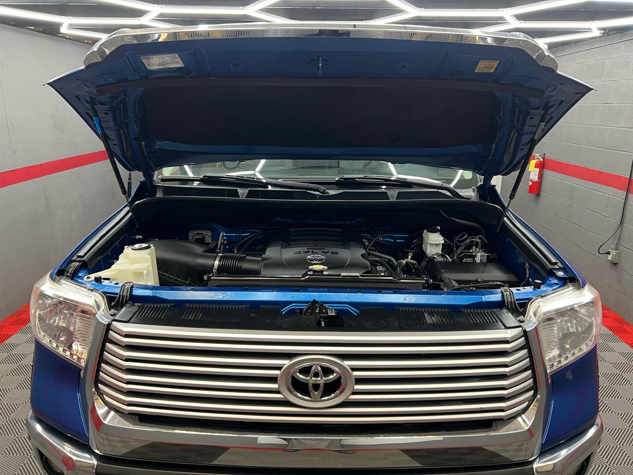 Toyota Tundra Limited 5.7L FFV CrewMax 4WD 2016