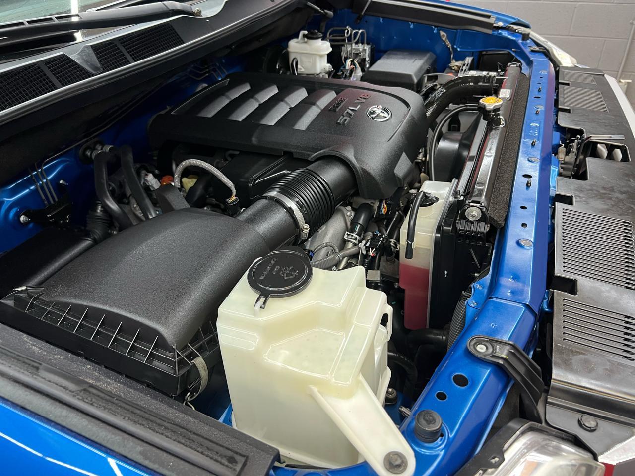 Toyota Tundra Limited 5.7L FFV CrewMax 4WD 2016