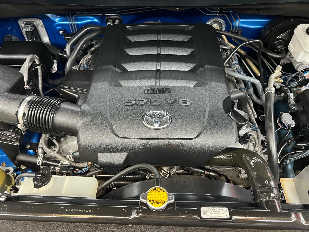 Toyota Tundra Limited 5.7L FFV CrewMax 4WD 2016