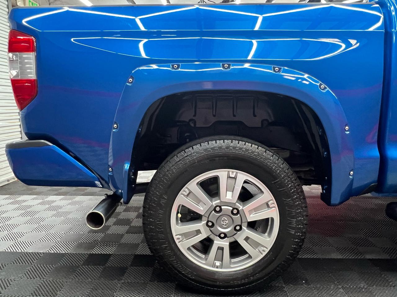 Toyota Tundra Limited 5.7L FFV CrewMax 4WD 2016