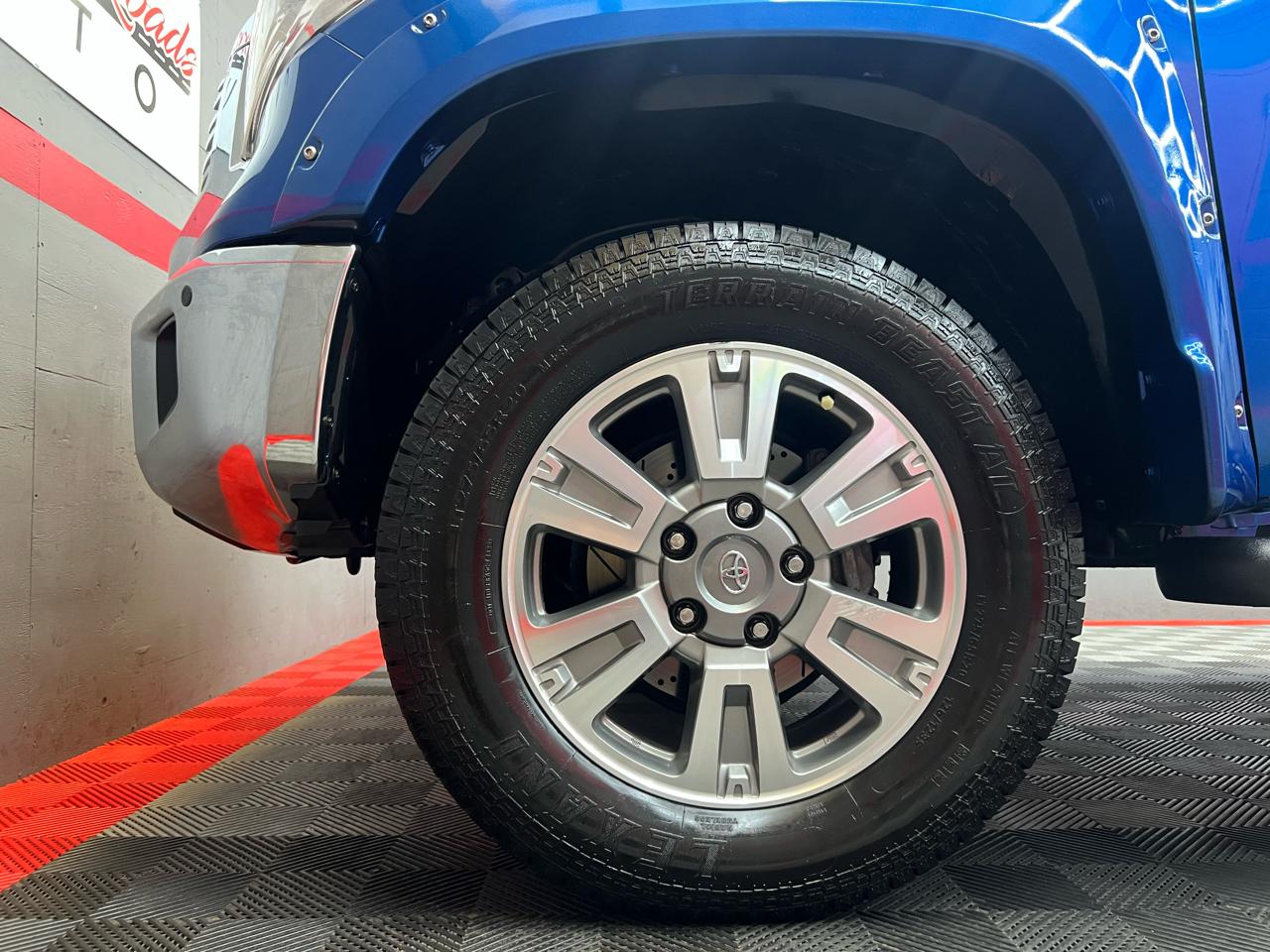 Toyota Tundra Limited 5.7L FFV CrewMax 4WD 2016