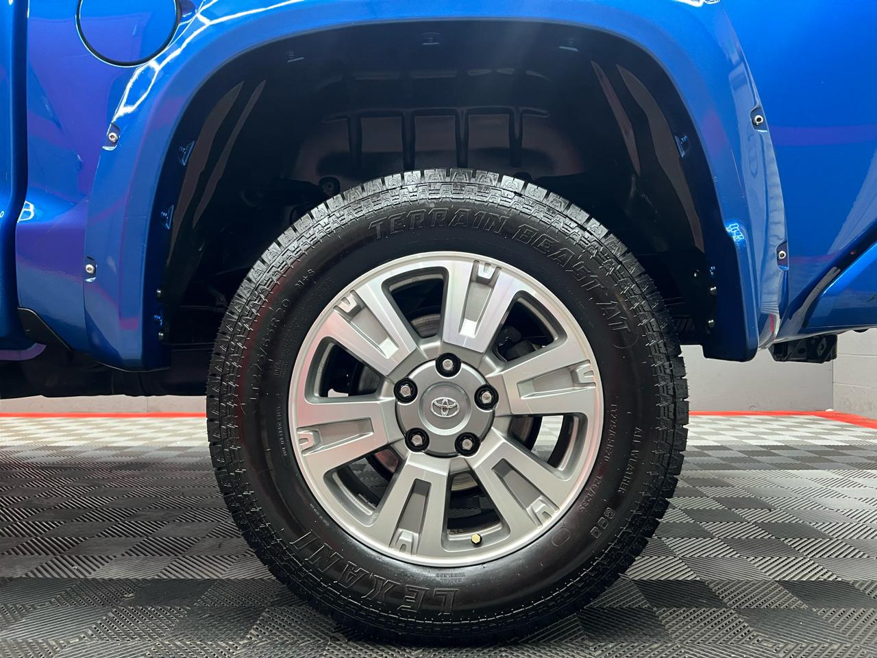 Toyota Tundra Limited 5.7L FFV CrewMax 4WD 2016