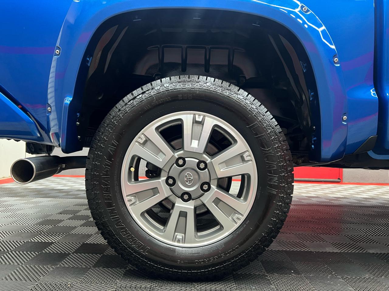 Toyota Tundra Limited 5.7L FFV CrewMax 4WD 2016