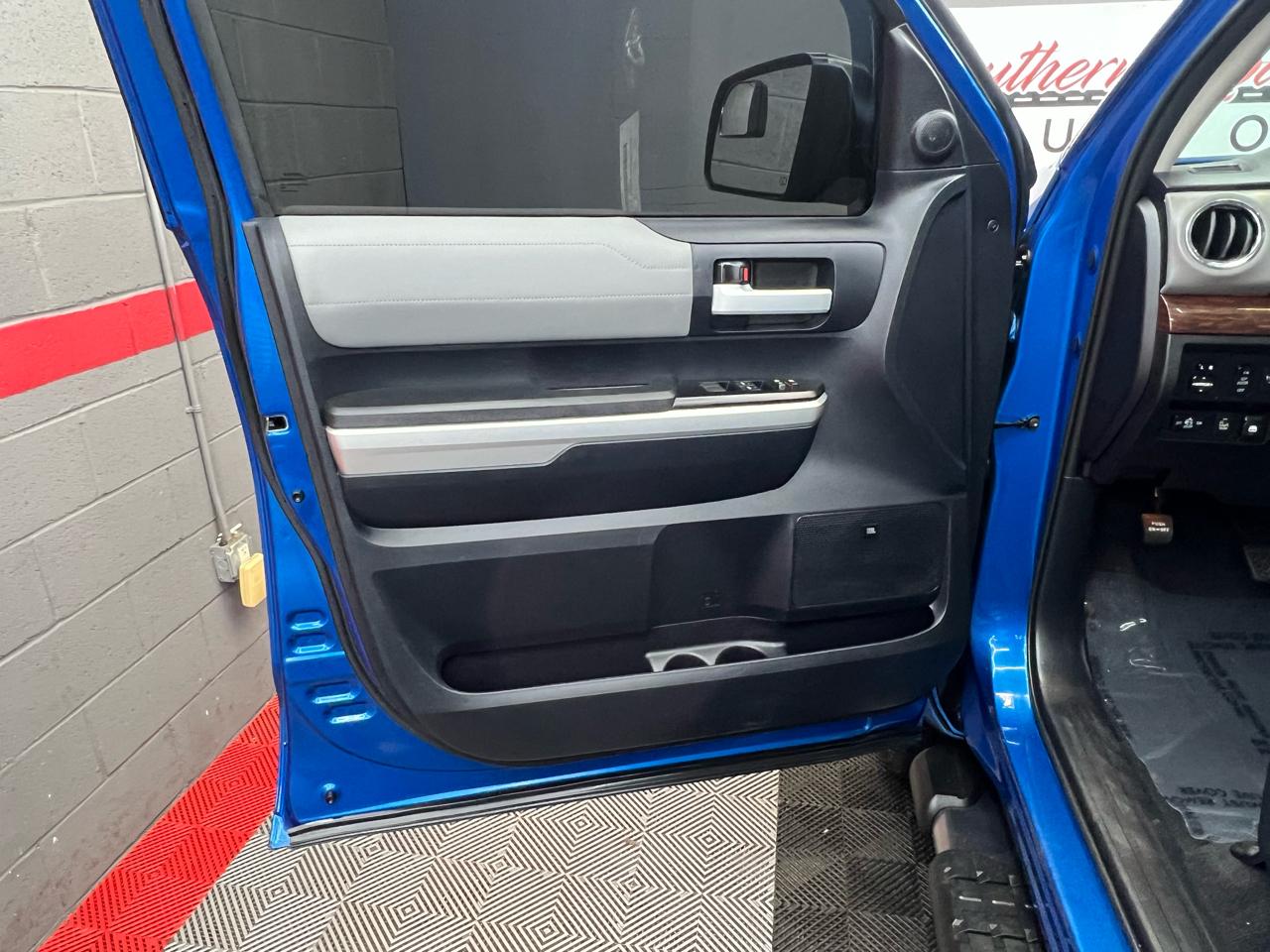 Toyota Tundra Limited 5.7L FFV CrewMax 4WD 2016