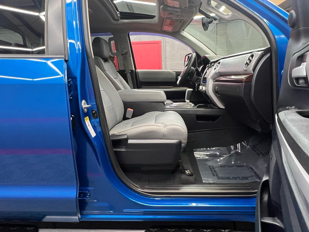 Toyota Tundra Limited 5.7L FFV CrewMax 4WD 2016