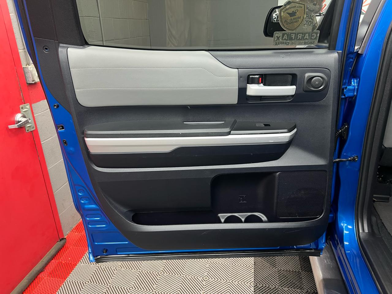 Toyota Tundra Limited 5.7L FFV CrewMax 4WD 2016