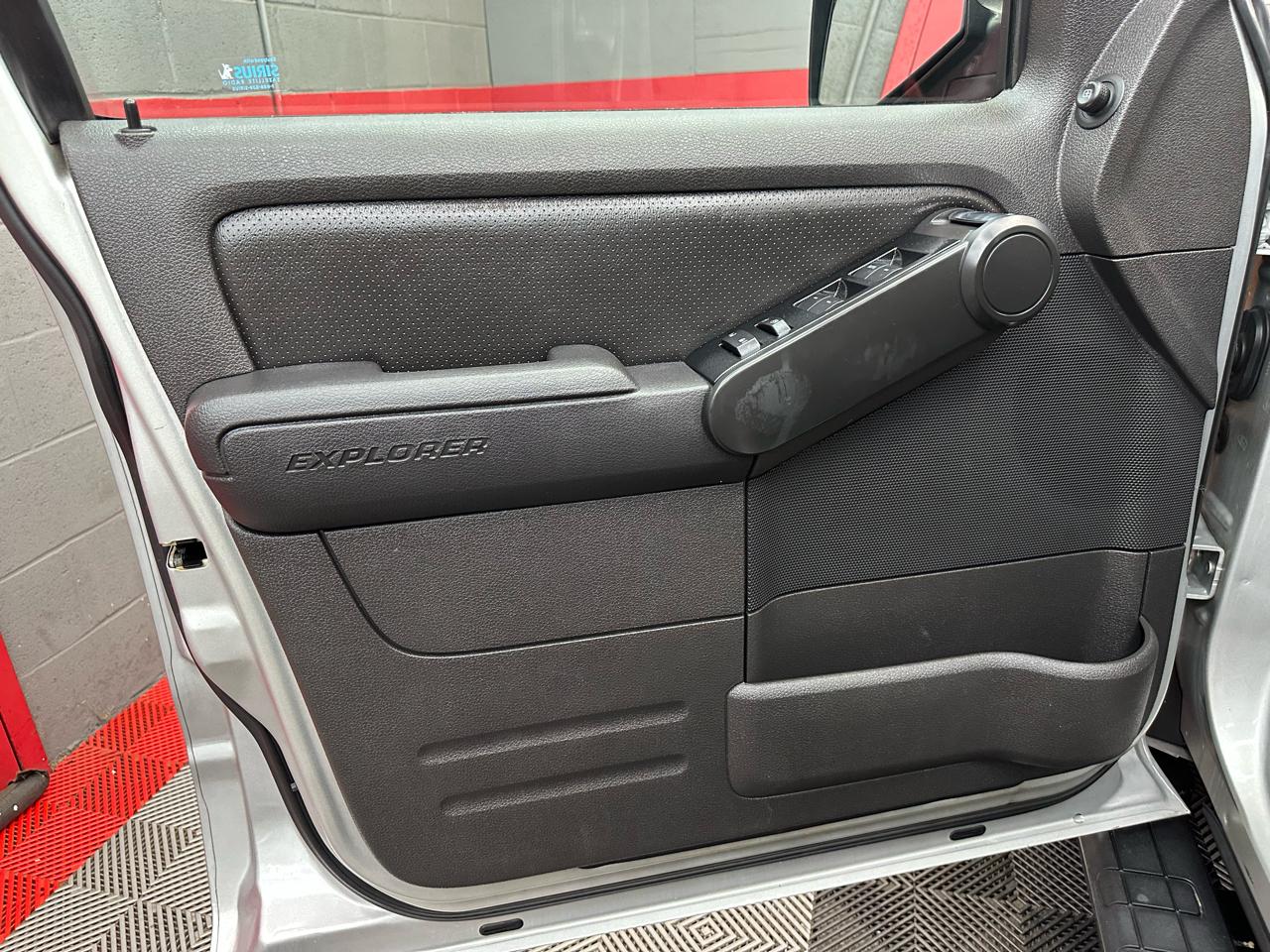 Ford Explorer Sport Trac Limited 4.0L 2WD 2010